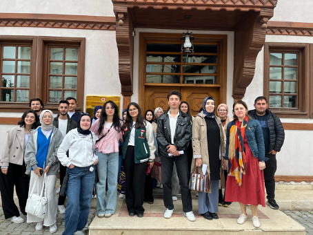 Üniversitemiz Yücebıyıklar Konağı Yaşayan Müze ve Şehir Arşivinde İlk Dersi Öğretmen Adayları Yaptı