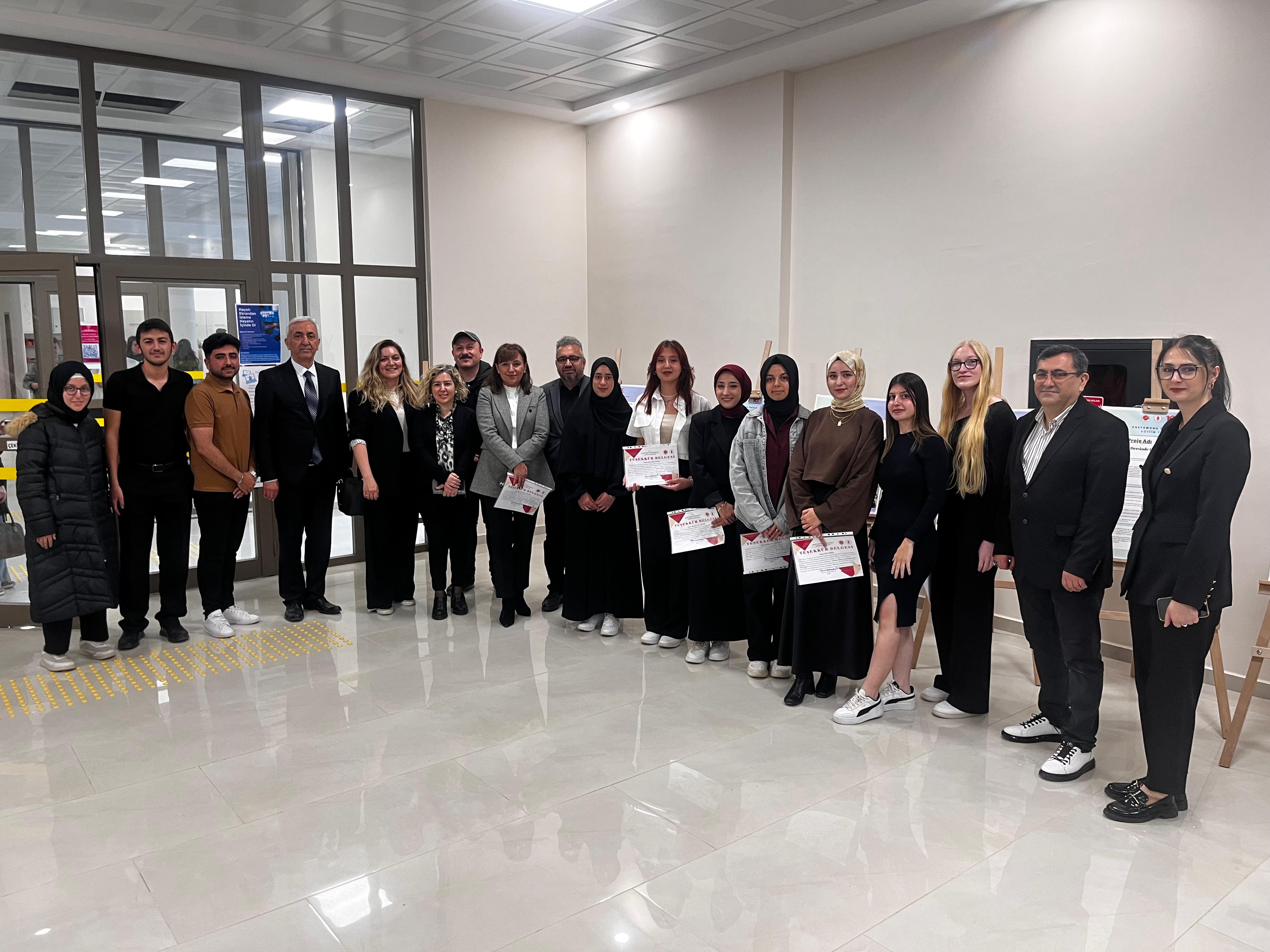 Üniversitemiz Eğitim Fakültesi Topluma Hizmet Uygulamaları Dersi Proje Sergisi Düzenlendi