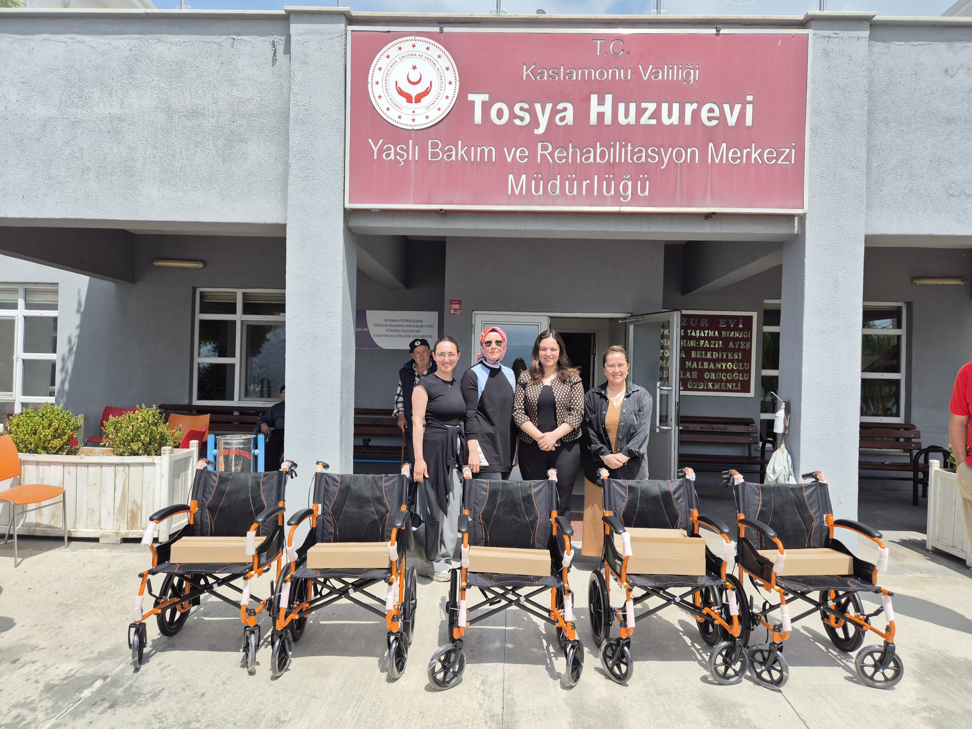Üniversitemiz Tosya Meslek Yüksekokulu Evde Hasta Bakımı öğrencileri ihtiyaç sahiplerine tekerlekli sandalye ulaştırdı.
