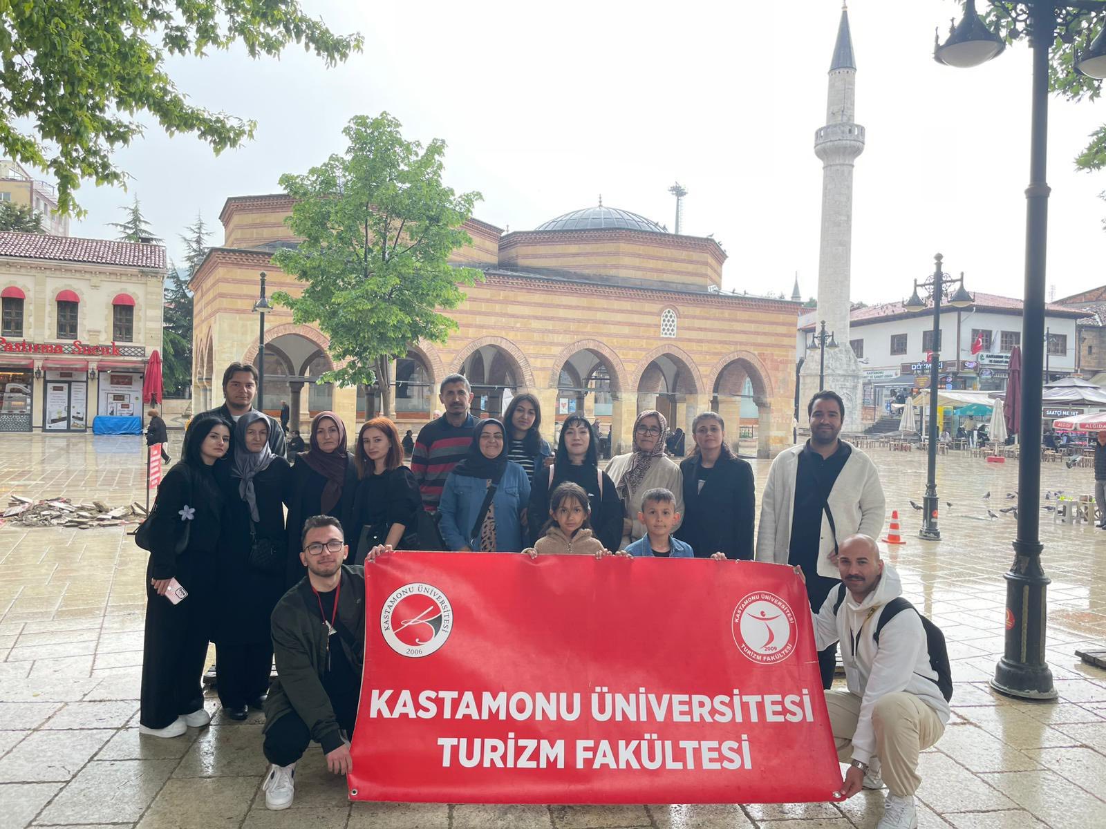 Üniversitemiz Turizm Fakültesi Mezun Öğrencilerimize Aileleriyle Birlikte Kastamonu Şehir Gezisi Düzenlendi