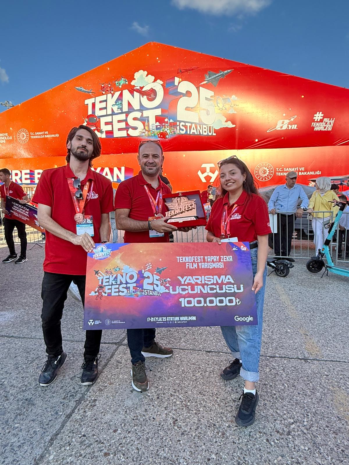TEKNOFEST 2025’te Yapay Zeka Film Yarışmasında Üçüncü olan “Virtual Edu” takımımız ödülünü aldı. 