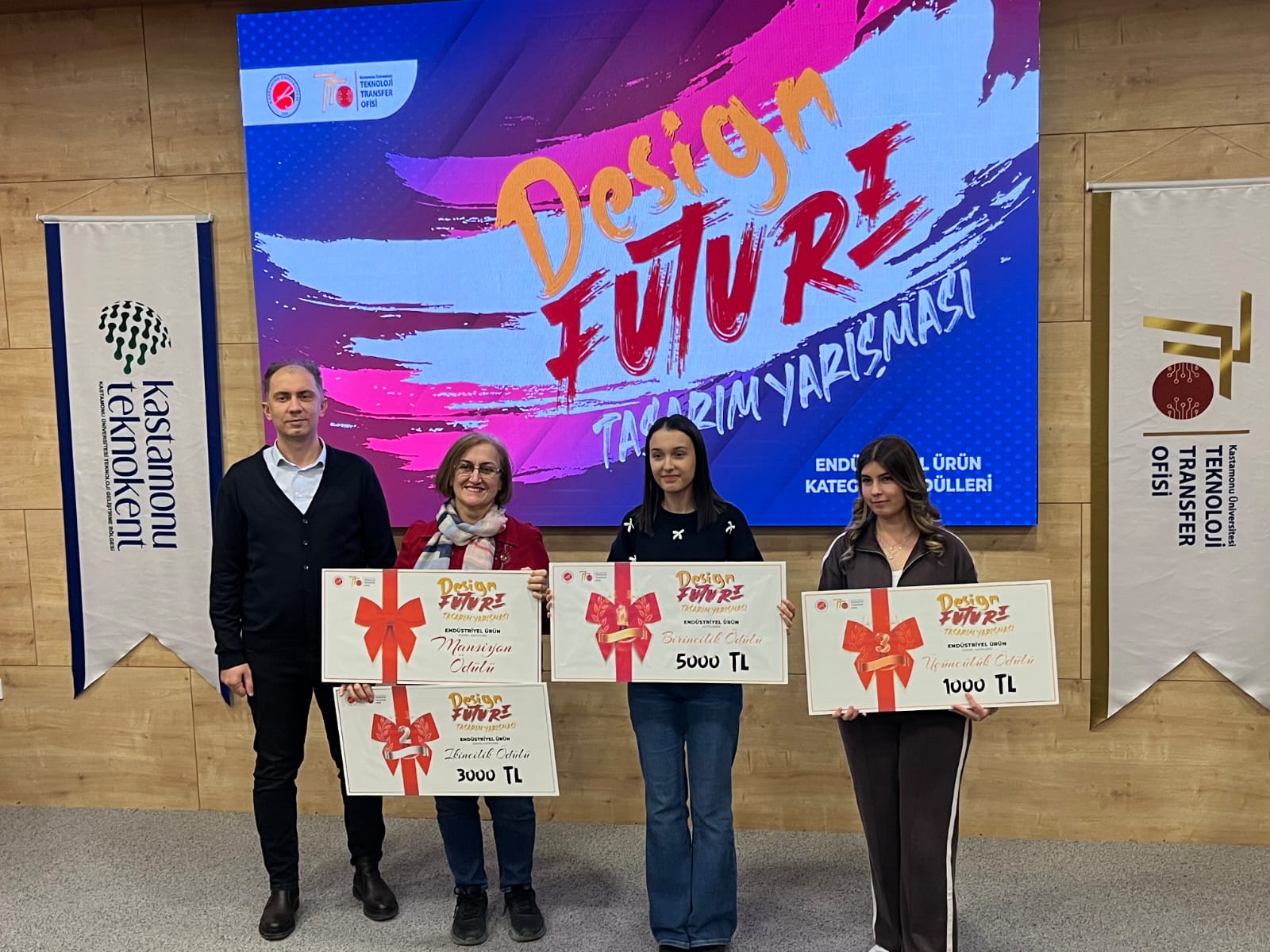 Üniversitemiz Fen Fakültesi- “Design Future” Tasarım Yarışmasında Öğrencimiz Elanur Toykar 1. Oldu.